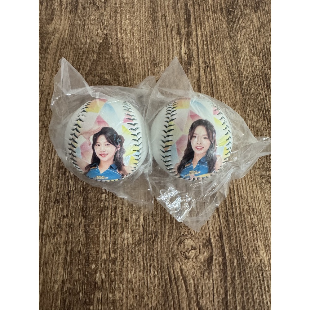 2025 台鋼雄鷹 Wing Stars 安芝儇 朴旻曙 一粒 米亞 毛毛 林浠 梵梵 李樂 艾琳 肖像球 全新未拆-細節圖4