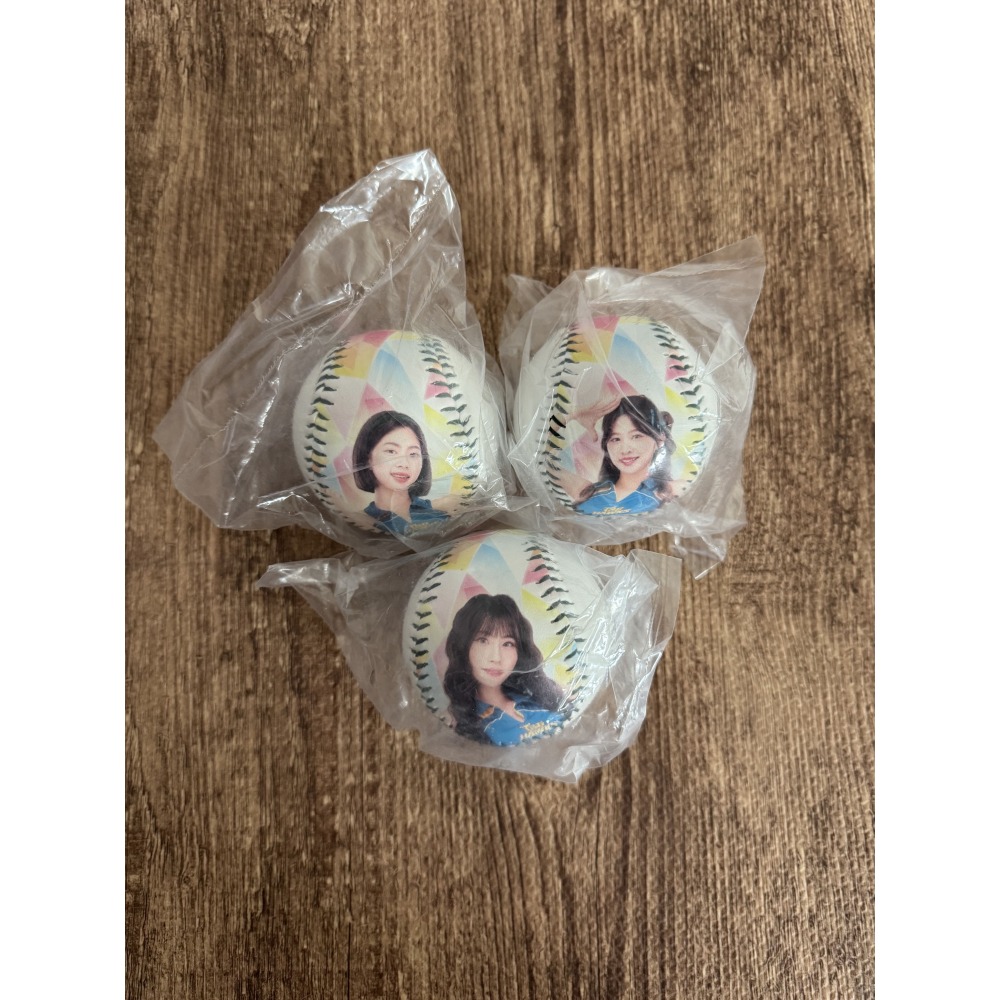2025 台鋼雄鷹 Wing Stars 安芝儇 朴旻曙 一粒 米亞 毛毛 林浠 梵梵 李樂 艾琳 肖像球 全新未拆-細節圖5