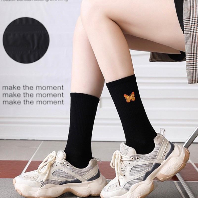 ［酷妞妞］刺繡蝴蝶高調簡約純色中筒襪-細節圖4