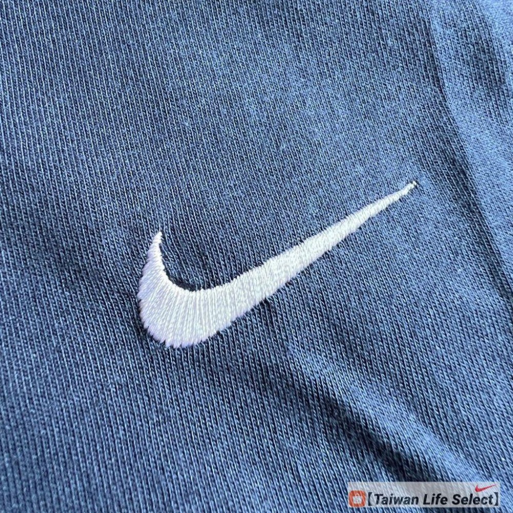 ★790元!NIKE公司貨! NIKE 海軍藍 素面 刺繡小勾 棉T 休閒  百搭款 BV0508-410-細節圖3