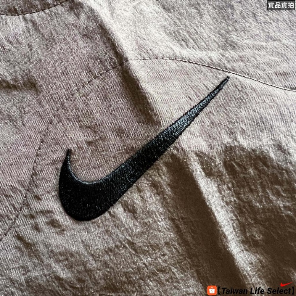 35折↘1390元!臺灣公司貨!NIKE 菱格紋 標語衍縫外套 刺繡文字LOGO 日系無領 棕色 FB1909-031-細節圖3