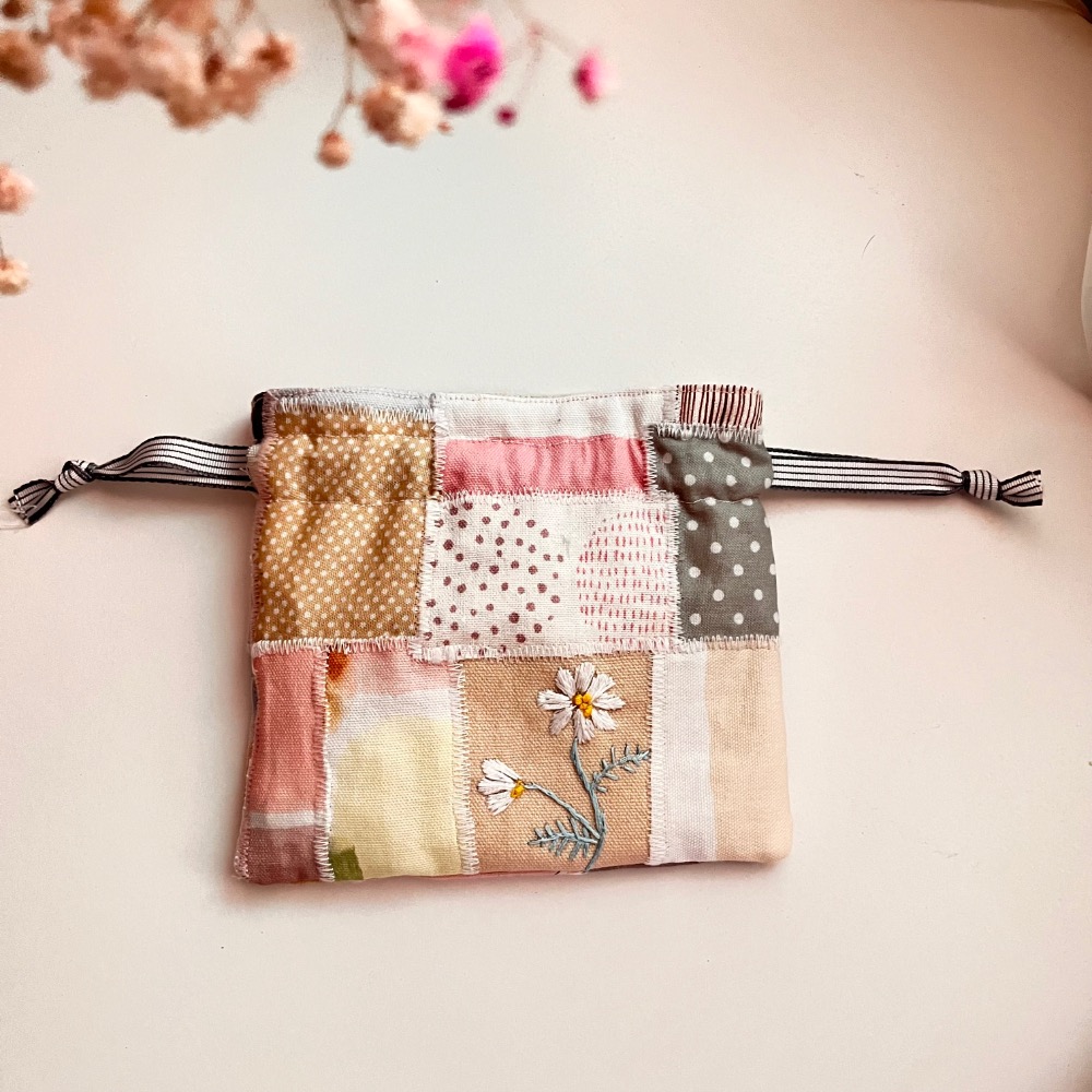 原創手作拼布刺繡小白花束口收納袋/2號-細節圖5