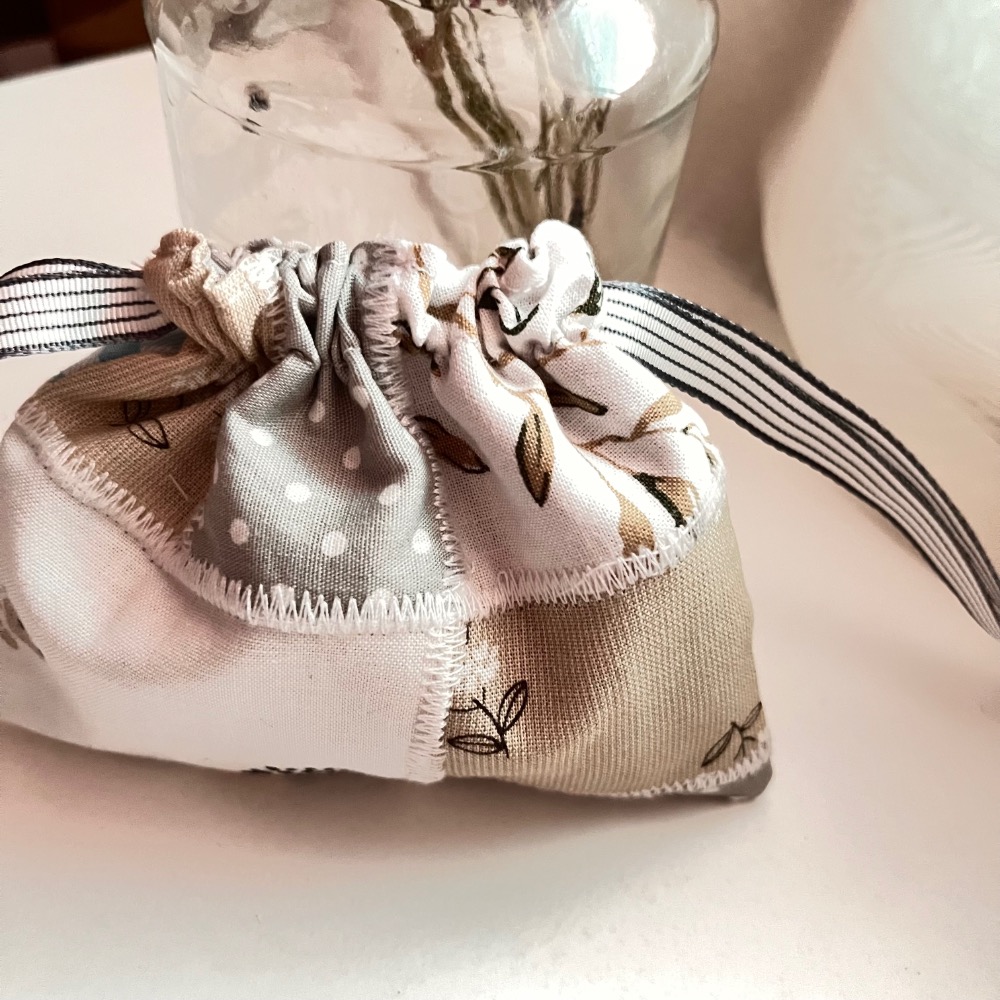 原創手作文青淺色系刺蝟拼布束口袋/6號-細節圖2