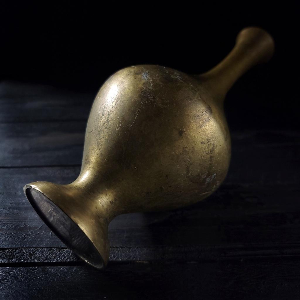 【台灣現貨】歐式復古黃銅花瓶-Vintage舊物中古老件二手銅器拍照道具細頸黃銅花瓶曲線花瓶靜物擺件 | 伯爵古器-細節圖8