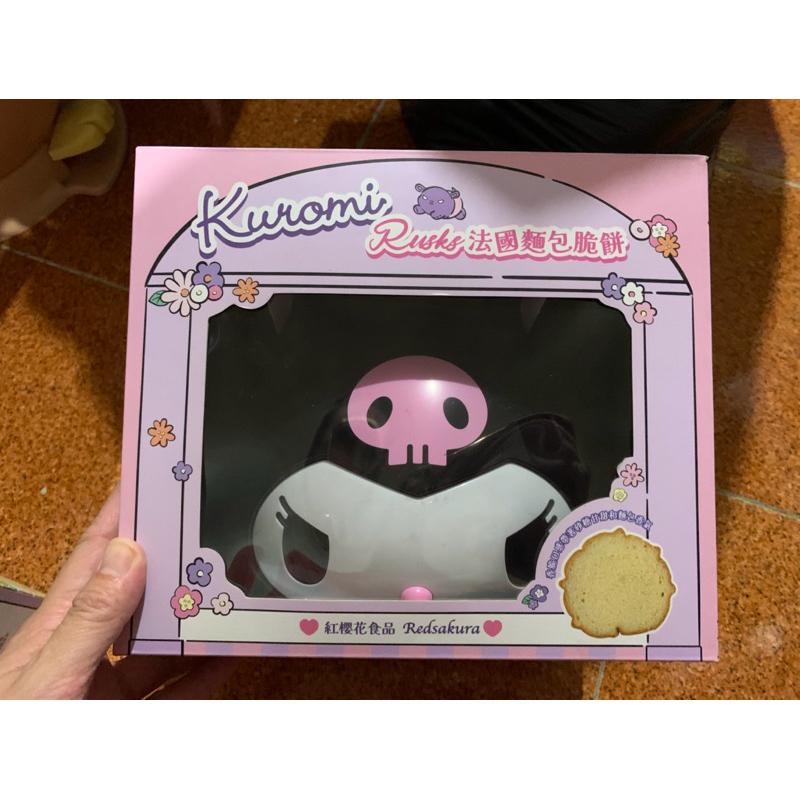 （無餅乾）庫洛米造型筒 存錢筒 可收納 Kuromi酷洛米法國麵包脆餅 造型桶 附背帶 附提繩 背著走 紅櫻花食品-細節圖3