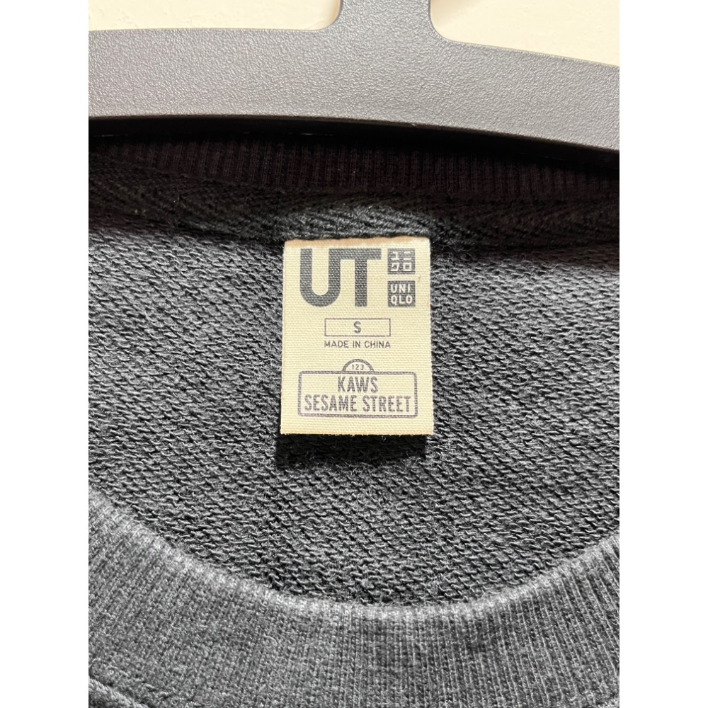Uniqlo x KAWS x SESAME STREET芝麻街聯名 黑色大學T純棉長袖衛衣刺繡款 S-細節圖2