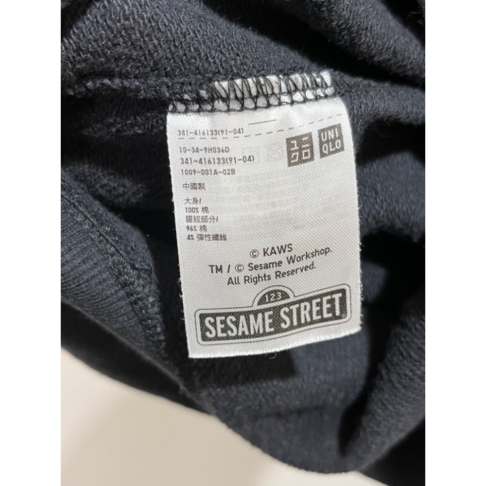 Uniqlo x KAWS x SESAME STREET芝麻街聯名 黑色大學T純棉長袖衛衣刺繡款 S-細節圖3