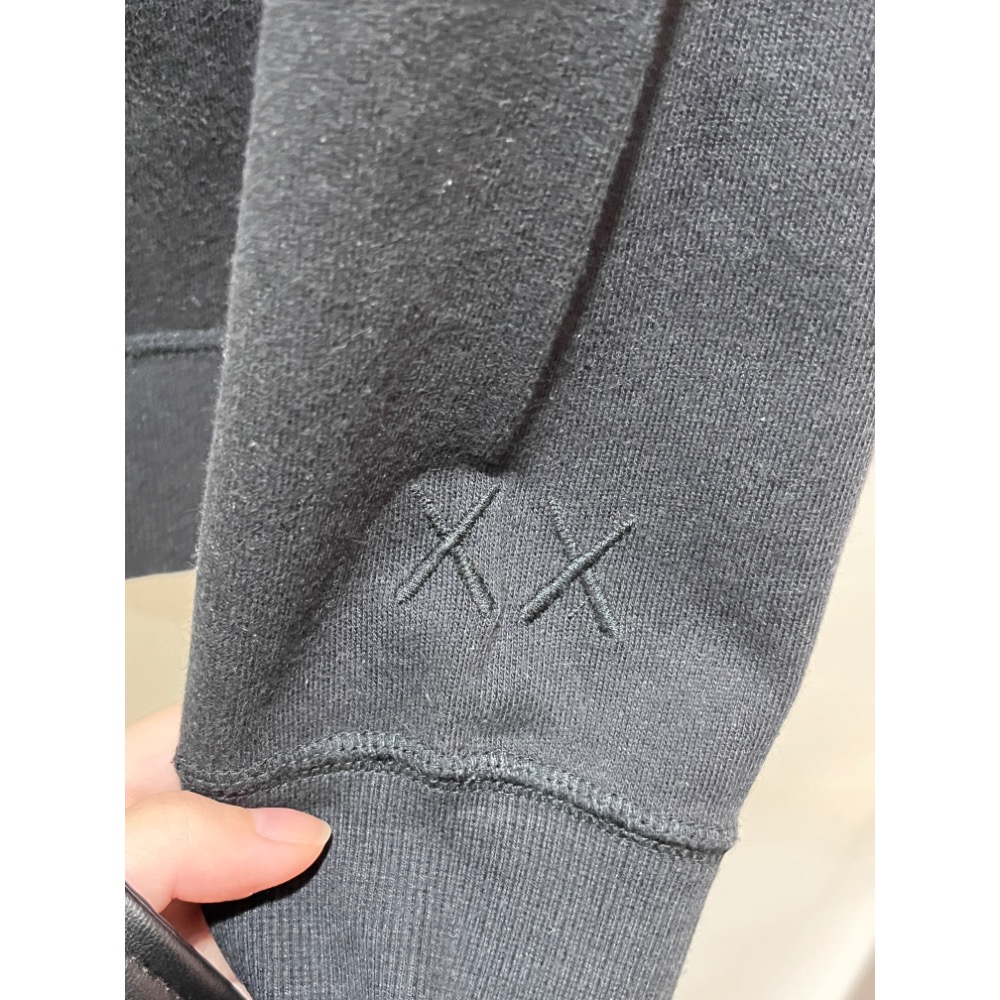 Uniqlo x KAWS x SESAME STREET芝麻街聯名 黑色大學T純棉長袖衛衣刺繡款 S-細節圖4