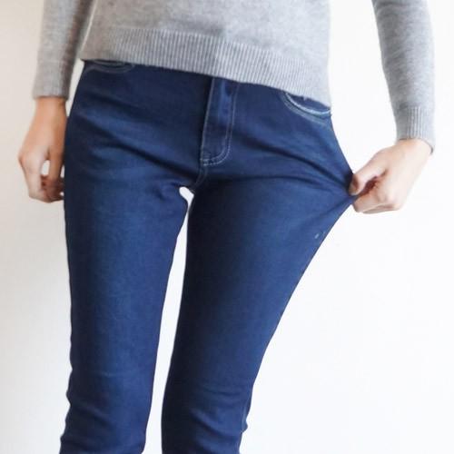 M~3L中腰 顯瘦V弧鑽美臀素面 丹寧 牛仔褲#.N7.958-細節圖6