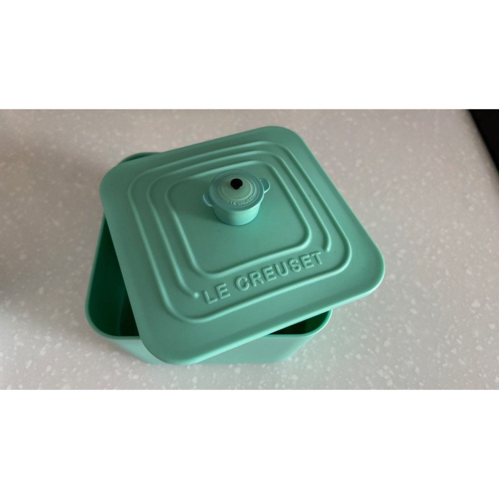 【lucyhouse】💎LE CREUSET 年年有餘 造型鮮魚盤組 湖水綠 送保鮮盒-細節圖2