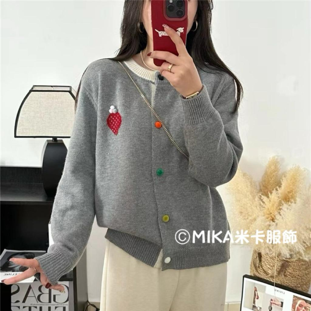 《MIKA米卡服飾》彩釦針織上衣 針織開衫 圓領毛衣 草莓刺繡針織衫 針織毛衣 長袖上衣 保暖 針織 毛衣 假兩件 女裝-細節圖2
