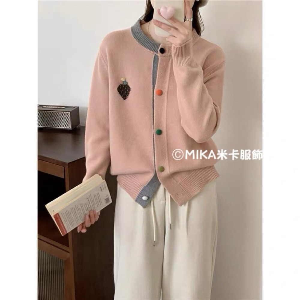 《MIKA米卡服飾》彩釦針織上衣 針織開衫 圓領毛衣 草莓刺繡針織衫 針織毛衣 長袖上衣 保暖 針織 毛衣 假兩件 女裝-細節圖3