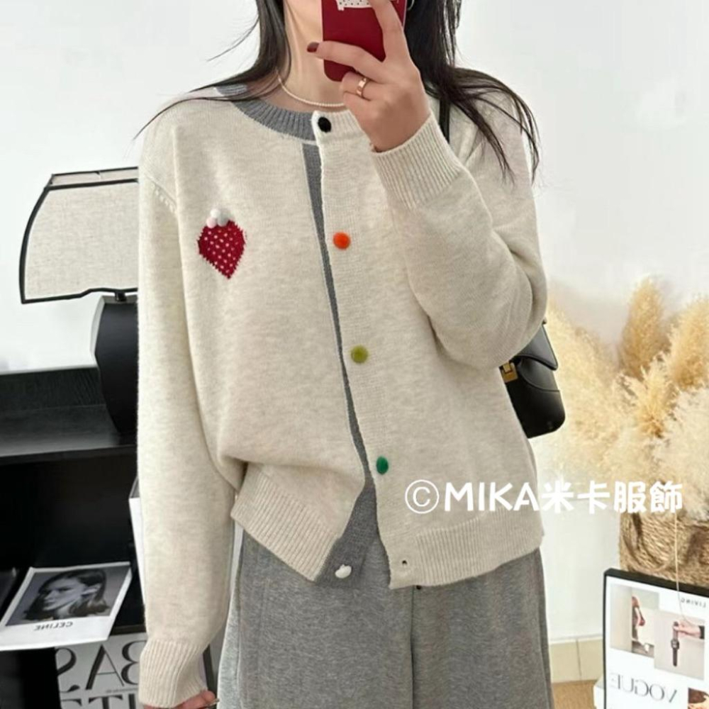 《MIKA米卡服飾》彩釦針織上衣 針織開衫 圓領毛衣 草莓刺繡針織衫 針織毛衣 長袖上衣 保暖 針織 毛衣 假兩件 女裝-細節圖5