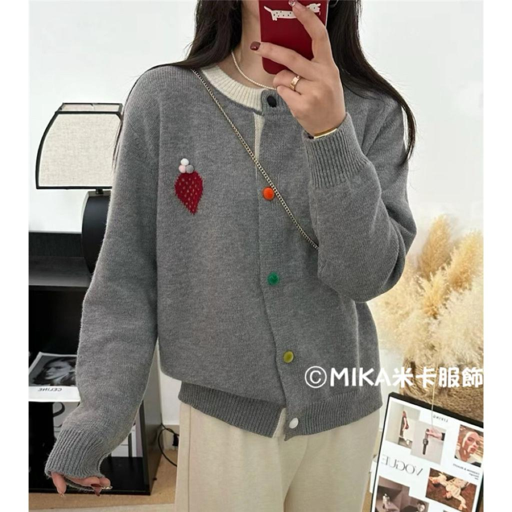 《MIKA米卡服飾》彩釦針織上衣 針織開衫 圓領毛衣 草莓刺繡針織衫 針織毛衣 長袖上衣 保暖 針織 毛衣 假兩件 女裝-細節圖6