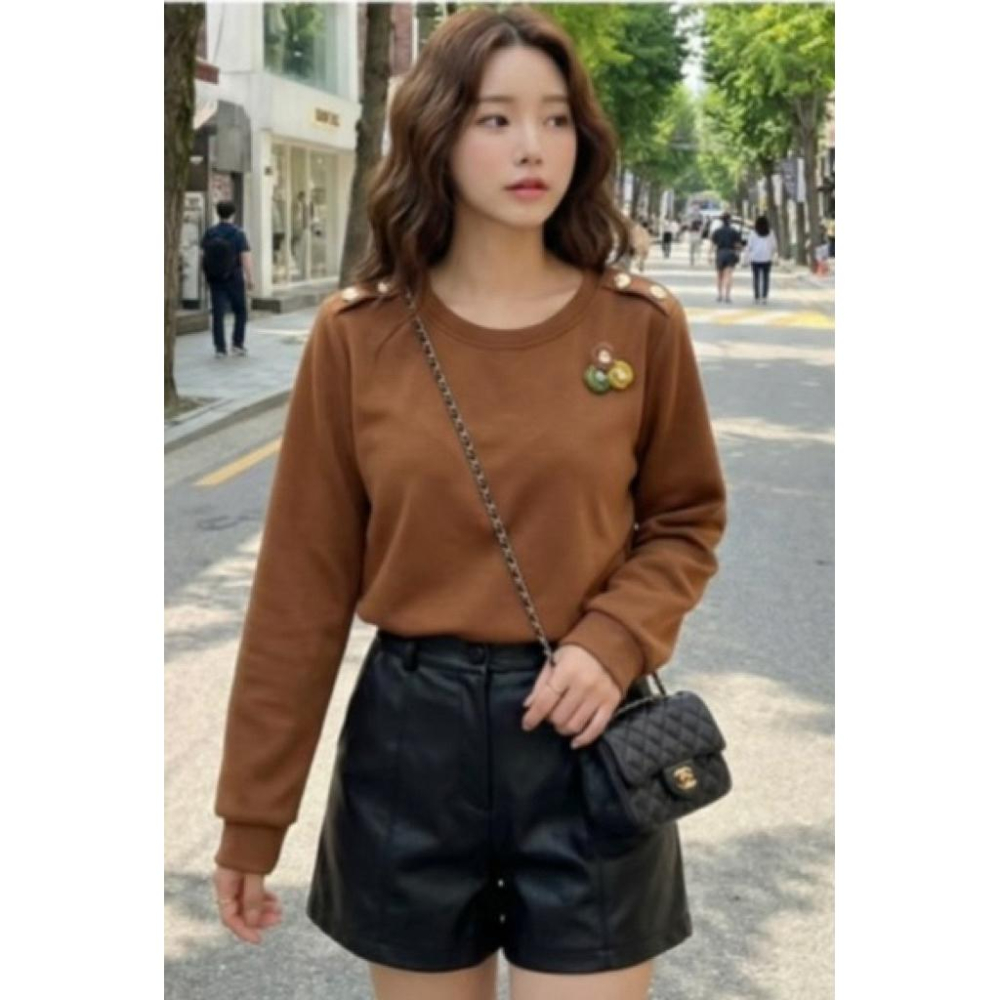 《MIKA米卡服飾》現貨 韓系小花別針上衣 長袖上衣 長袖T恤 韓版棉T 棉T 素T 素面 長袖 圓領 羅馬棉 女裝-細節圖3