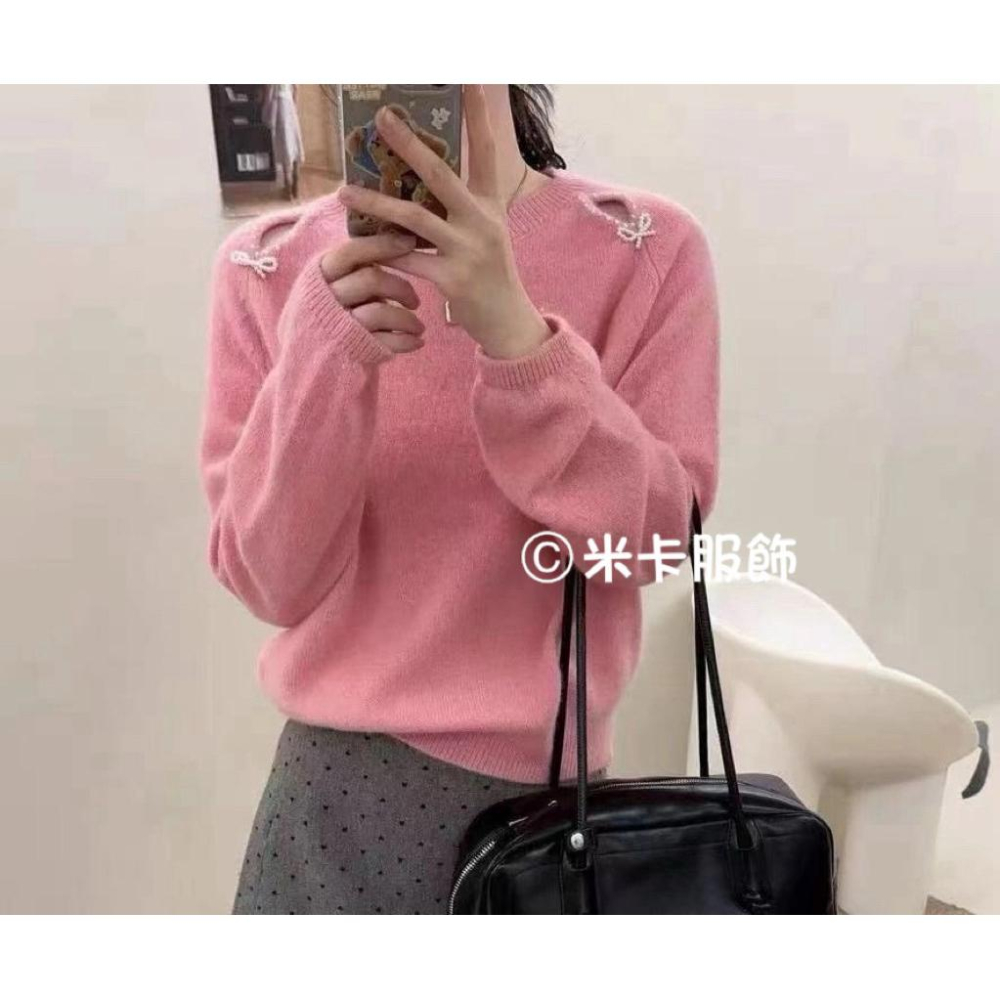 《MIKA米卡服飾》 釘珠蝴蝶結鏤空針織衫 針織衫 毛衣 圓領針織 釘珠針織 保暖 針織 毛線衣 蝴蝶結針織 女裝-細節圖2