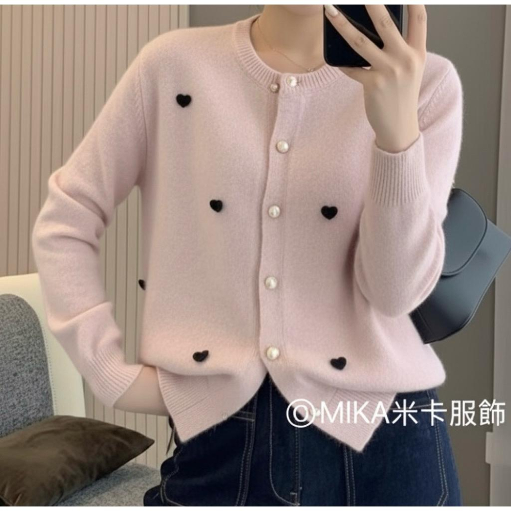 《MIKA米卡服飾》愛心珍珠釦針織外套 長袖上衣 針織衫 愛心毛衣 針織開衫 女裝 針織  外套 毛衣 愛心針織衫-細節圖2