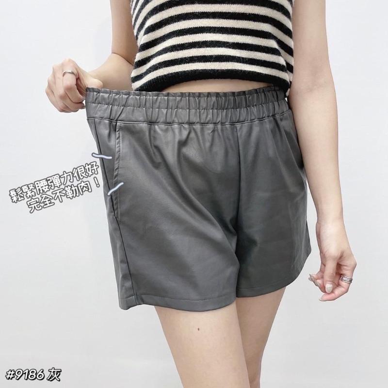 《MIKA米卡服飾》皮短褲 皮褲 顯瘦皮褲 A字皮短褲 彈力短褲 PU皮革 時髦短褲 口袋短褲 休閒短褲 短褲 9186-細節圖4