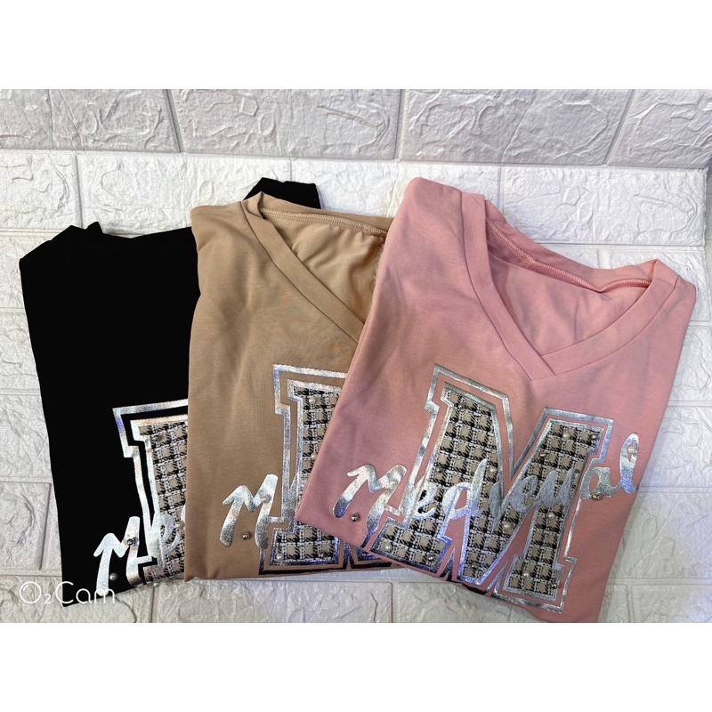 《MIKA米卡服飾》V領長袖棉上衣 時尚英字棉上衣 萊卡棉 彈力棉上衣 釘珠棉上衣 蕾絲袖棉上衣 長袖棉上衣 女裝-細節圖2