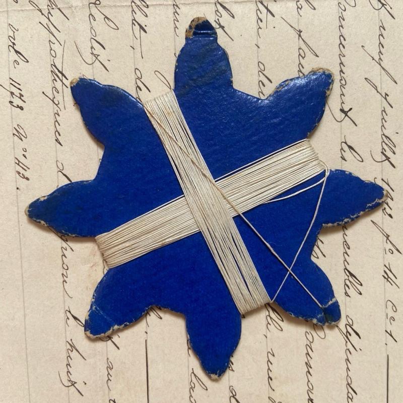法國老件 綠紅亞麻線板 D┃歐洲古董 古董雜貨 縫紉道具 手作材料 泰迪熊配件 裝飾 拍照小物 小布 BJD 關節玩偶-細節圖3