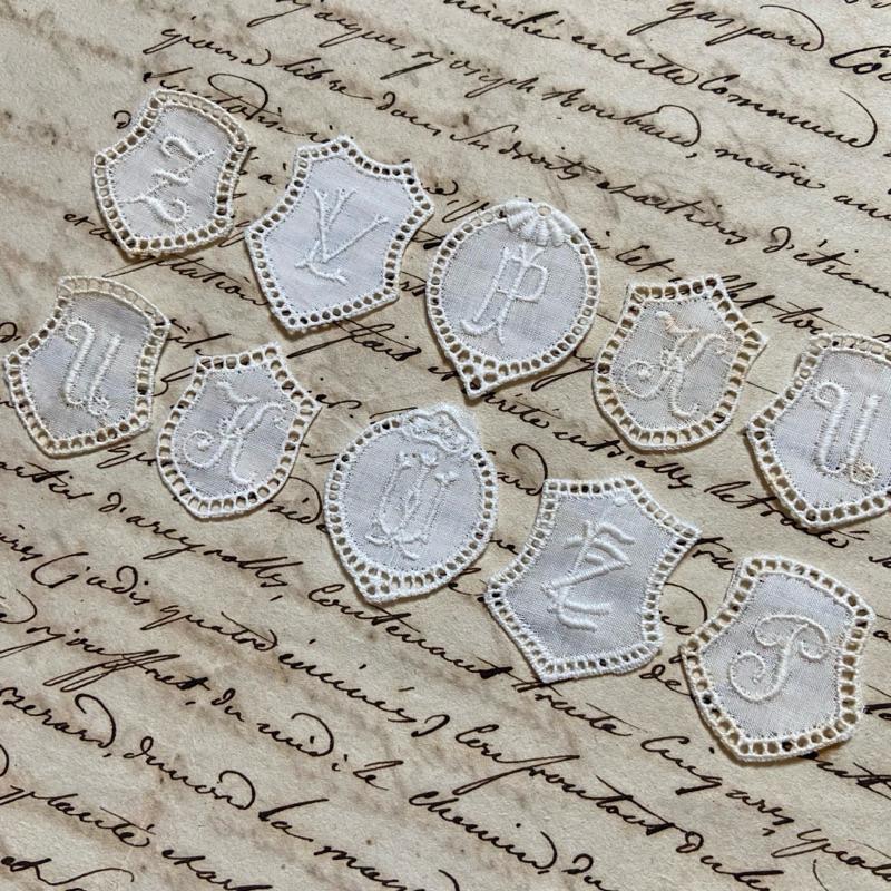 瑞士 古董刺繡字母布標 十枚組B┃歐洲古董 古董雜貨 復古雜貨 縫紉道具 手作材料 泰迪熊配件 小布 關節偶 BJD-細節圖2