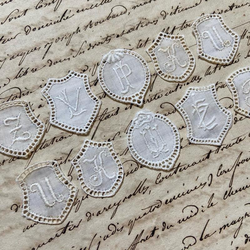 瑞士 古董刺繡字母布標 十枚組B┃歐洲古董 古董雜貨 復古雜貨 縫紉道具 手作材料 泰迪熊配件 小布 關節偶 BJD-細節圖3