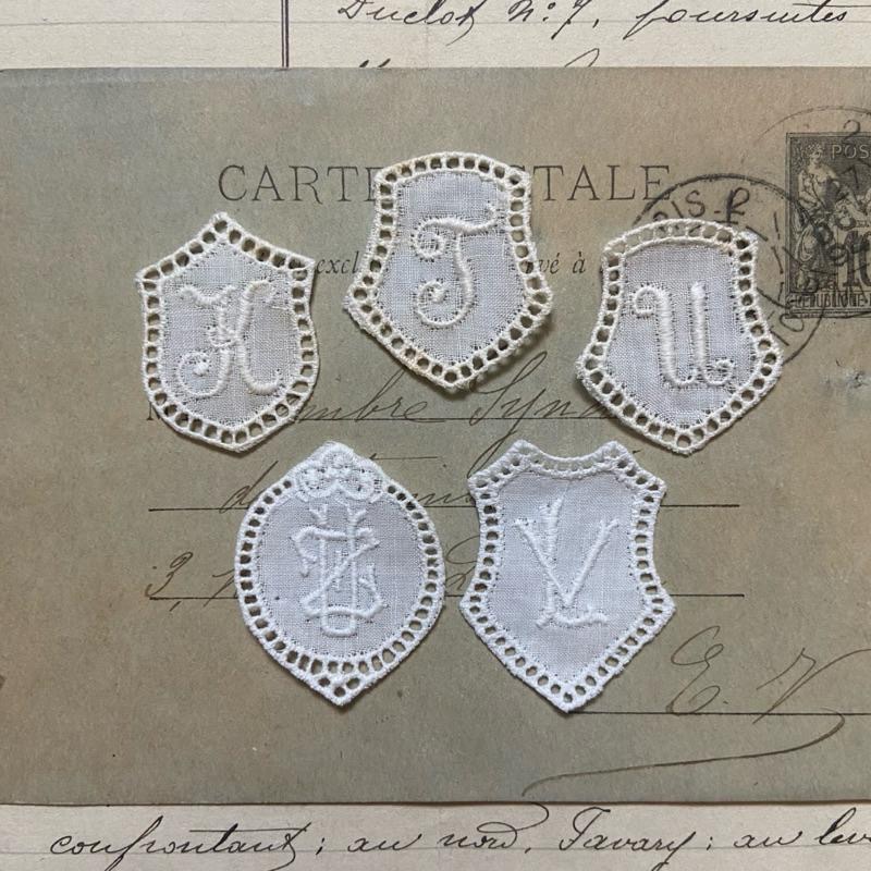 瑞士 古董刺繡字母布標 隨機5枚組┃歐洲古董 古董雜貨 復古雜貨 縫紉道具 手作材料 泰迪熊配件 小布 關節偶 BJD-細節圖3