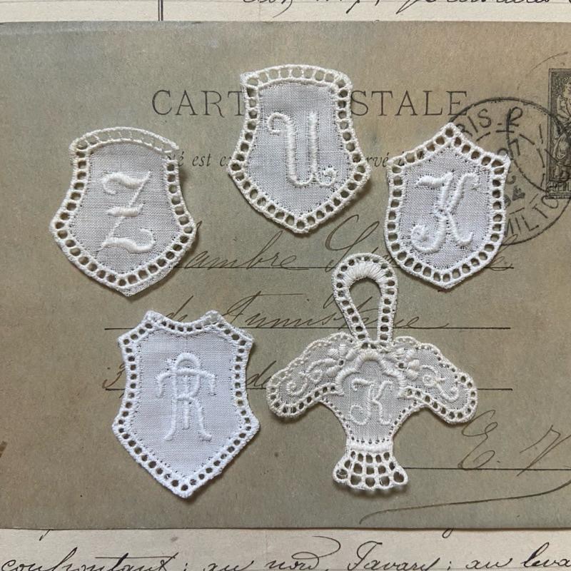 瑞士 古董刺繡字母布標 隨機5枚組┃歐洲古董 古董雜貨 復古雜貨 縫紉道具 手作材料 泰迪熊配件 小布 關節偶 BJD-細節圖6
