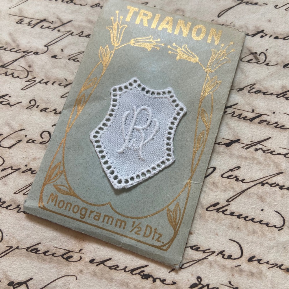 瑞士 古董刺繡字母布標 藍綠大紙袋┃歐洲古董 古董雜貨 復古雜貨 縫紉道具 手作材料 泰迪熊配件 小布 關節偶 BJD-規格圖4