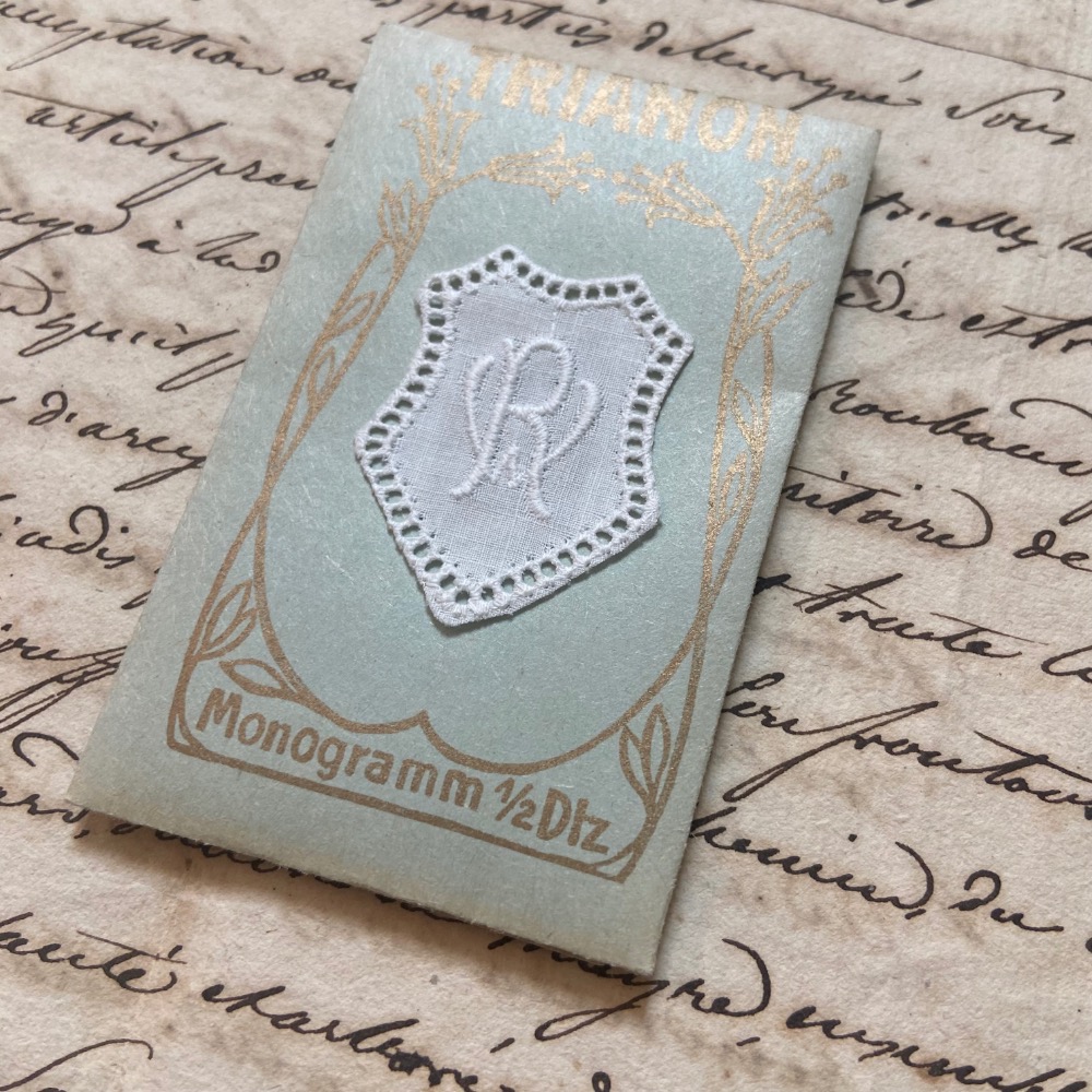 瑞士 古董刺繡字母布標 藍綠大紙袋┃歐洲古董 古董雜貨 復古雜貨 縫紉道具 手作材料 泰迪熊配件 小布 關節偶 BJD-規格圖4