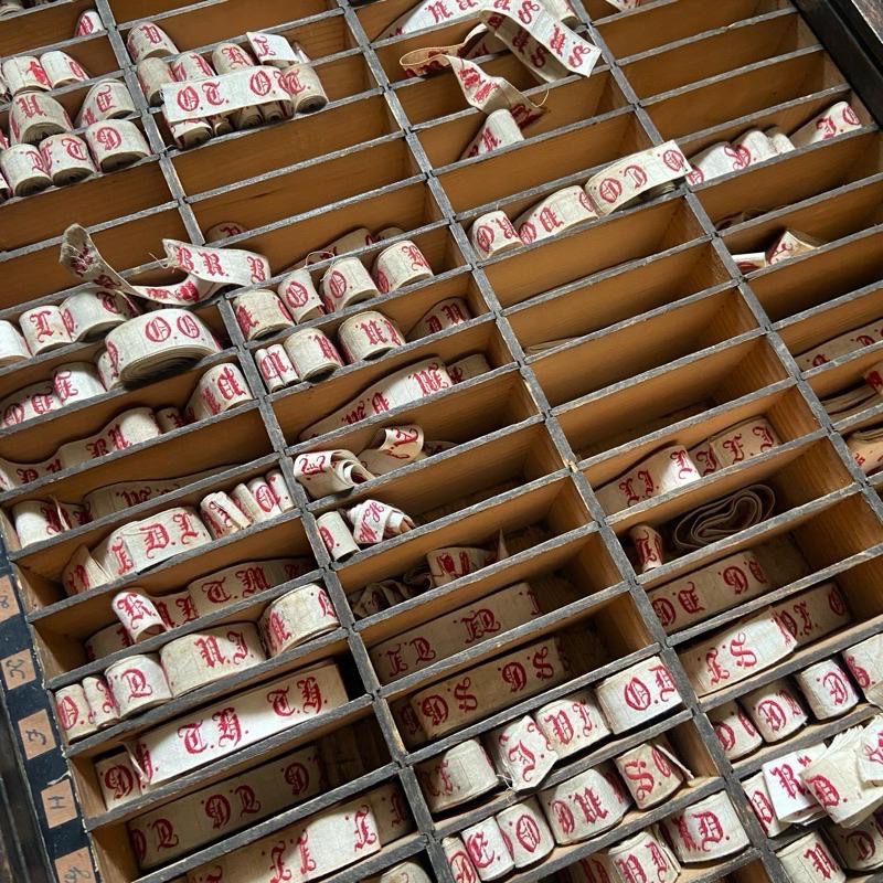 德國 哥德字體緞帶 量多捆┃歐洲古董 古董雜貨 復古雜貨 縫紉道具 縫紉雜貨 手作材料 泰迪熊配件 小布 BJD 關節偶-細節圖2
