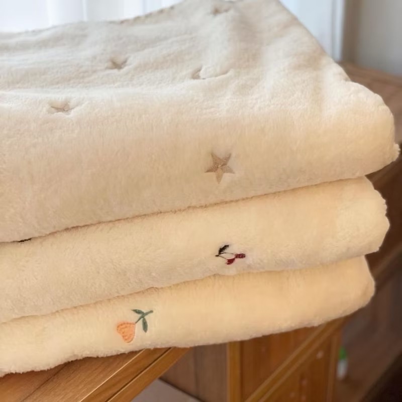 ║．現貨．║ ★ᵕ̈正韓ᵕ̈ 🇰🇷sonbebe刺繡珊瑚絨毯-細節圖2