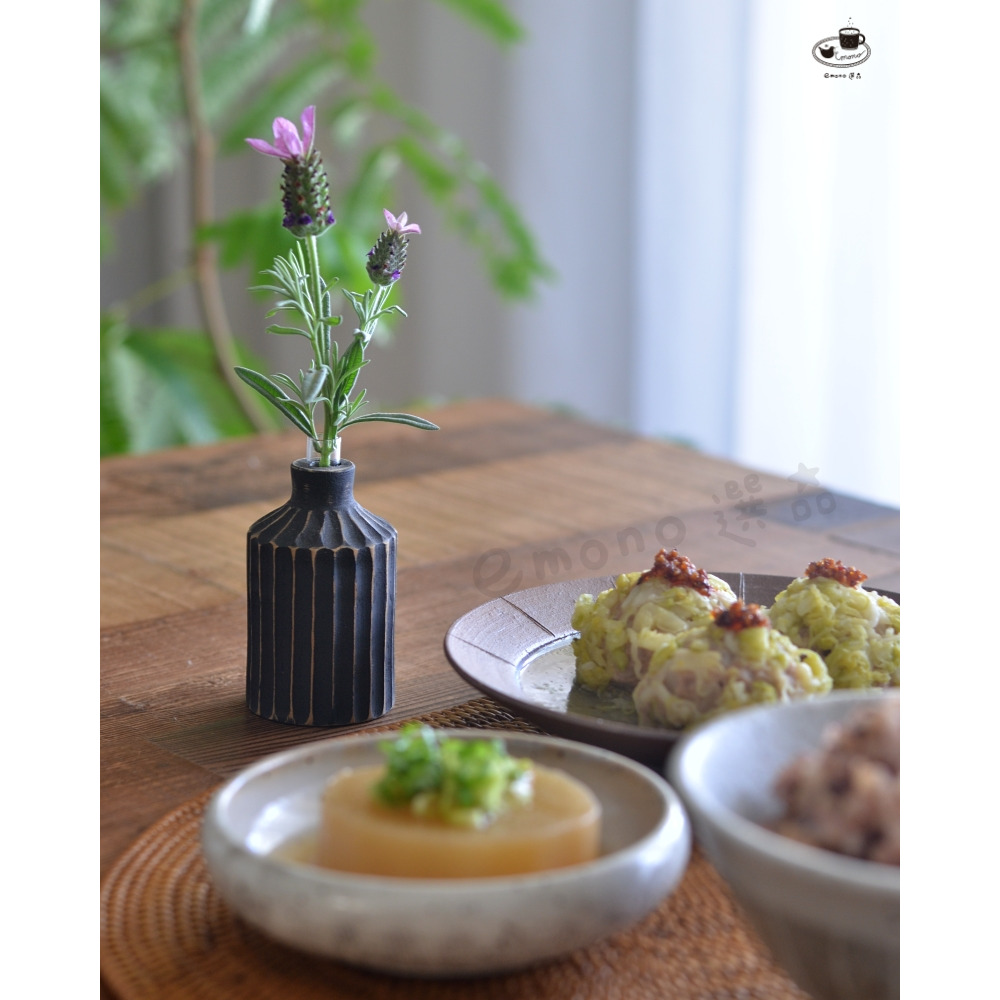 【emono選品】天然實木手工刻紋小花瓶 一輪插花瓶 黑色 花器 含試管 仿舊風格 日本進口 現貨 單一販售-細節圖4
