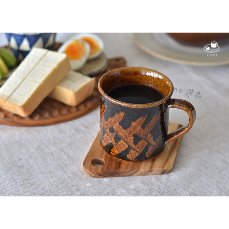 【emono選品】 d.d.s Japan 懷舊風馬克杯 鉅齒形 圓形 手工雕刻馬克杯 琥珀色 日本美濃燒 陶器 現貨-細節圖2