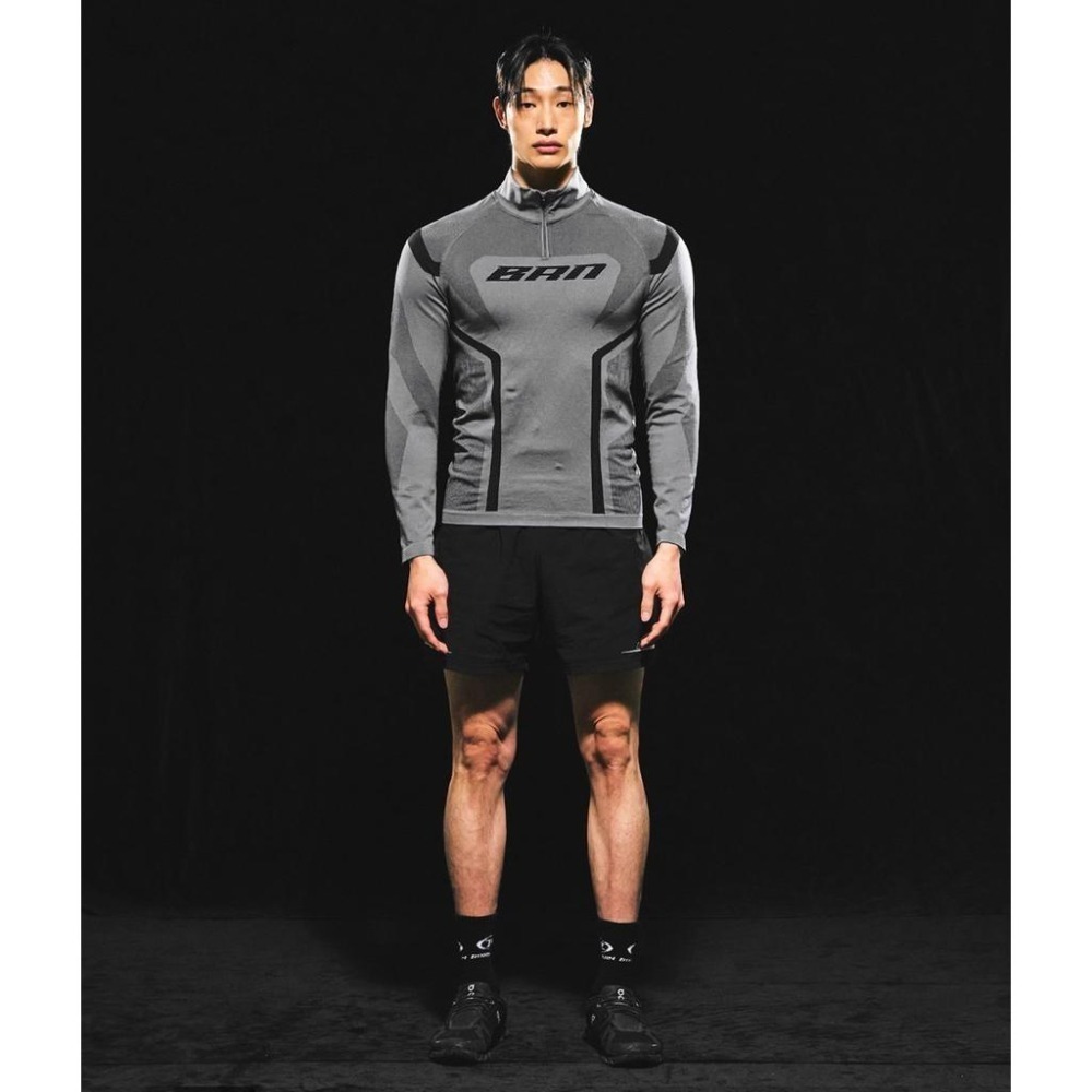 韓國代購 BORNTOWIN 韓國運動潮牌 訓練衣 運動長袖 機能衣 黑色 灰色 運動 LOGO-細節圖2