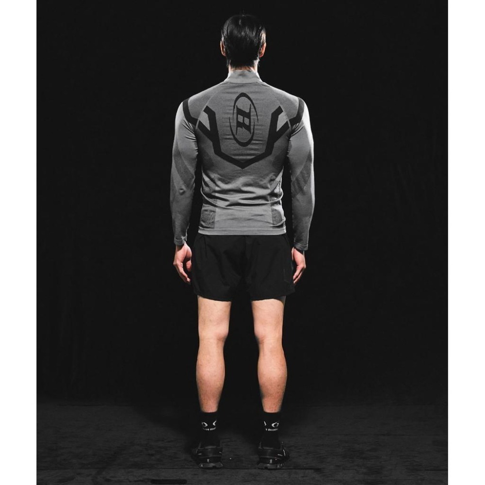 韓國代購 BORNTOWIN 韓國運動潮牌 訓練衣 運動長袖 機能衣 黑色 灰色 運動 LOGO-細節圖4