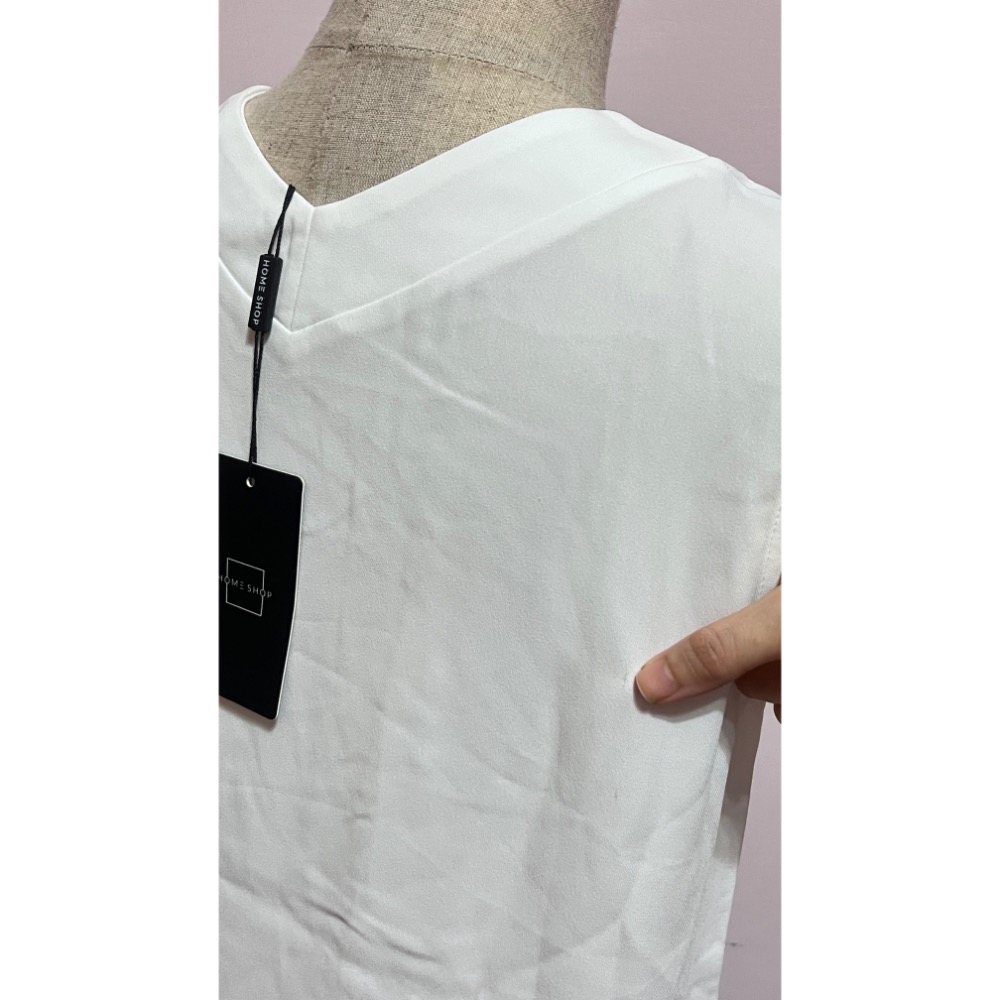 home shop白色高級感簡約不規則設計金屬珠光扣無袖雪紡上衣-細節圖9