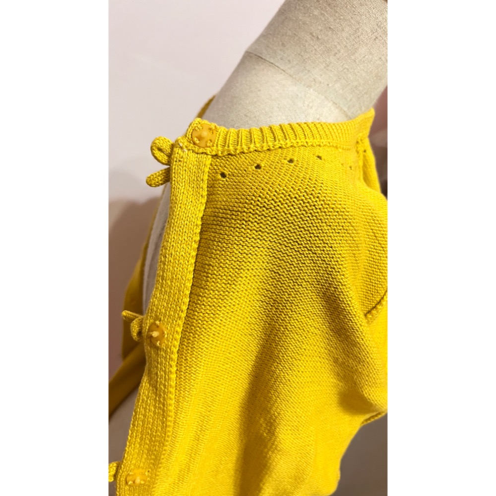 專櫃艾莉詩iris girls黃色55%壓克力仿羊毛+45%棉精緻造型款手縫壓扣針織開杉小外套-細節圖6