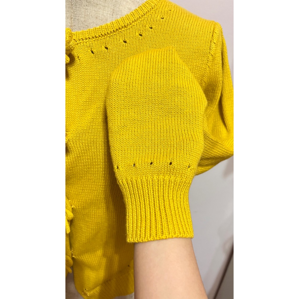 專櫃艾莉詩iris girls黃色55%壓克力仿羊毛+45%棉精緻造型款手縫壓扣針織開杉小外套-細節圖9
