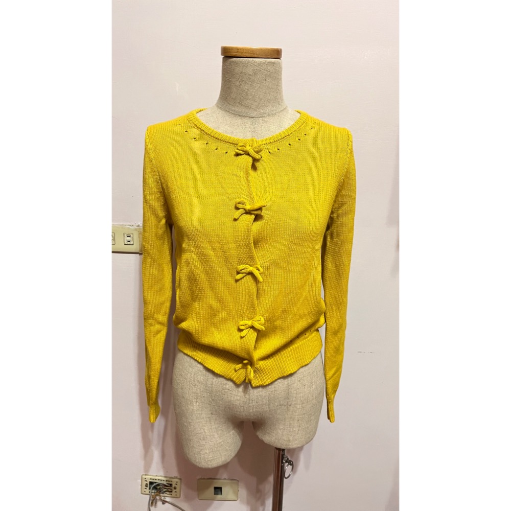 專櫃艾莉詩iris girls黃色55%壓克力仿羊毛+45%棉精緻造型款手縫壓扣針織開杉小外套-細節圖10