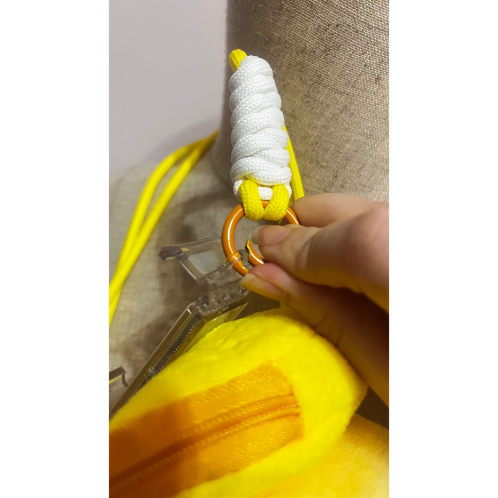 商品狀態全新/只有一個/不撞款/精美且可愛/大人小孩都可用的款式  皮卡丘寶可夢毛絨公仔多功能手機背夾小錢包吊飾可調節斜-細節圖8