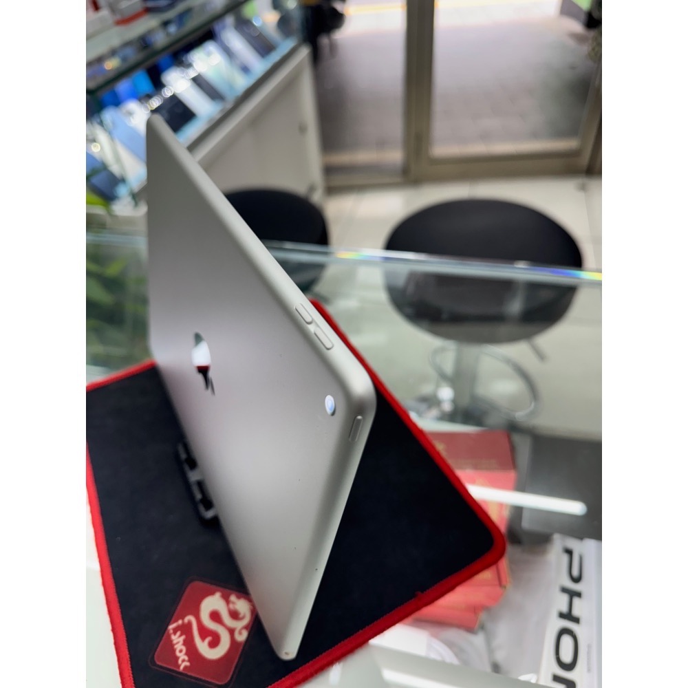 二手精品 Apple iPad 8 10.2 吋 128G WiFi 銀色 無盒裝 贈副廠充電組 保護貼及皮套-細節圖3