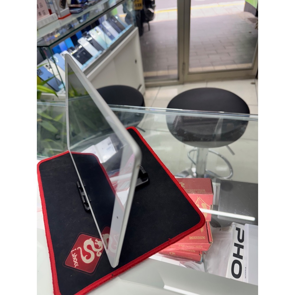 二手精品 Apple iPad 8 10.2 吋 128G WiFi 銀色 無盒裝 贈副廠充電組 保護貼及皮套-細節圖4