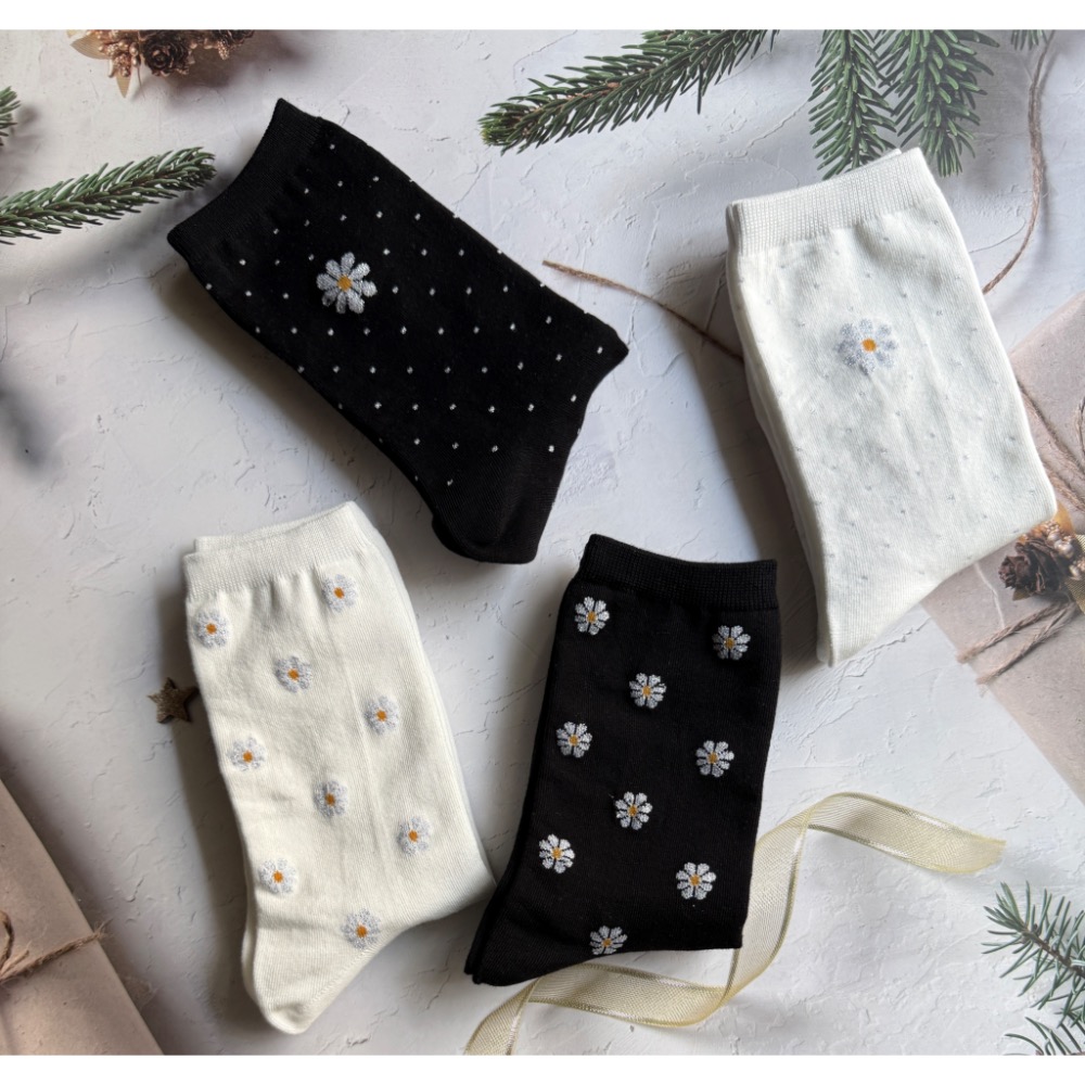 🇰🇷《現貨》韓國製閃耀雛菊系列中筒襪🧦-細節圖3