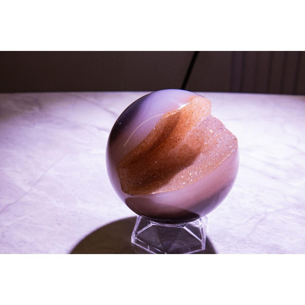 【黃金聖域】巴西軟糖鈦晶球89mm✨669g重磅標本｜砂糖二次結晶｜極致滿礦順髮火彩｜招財鎮宅轉運水晶｜辦公擺件收藏-細節圖8