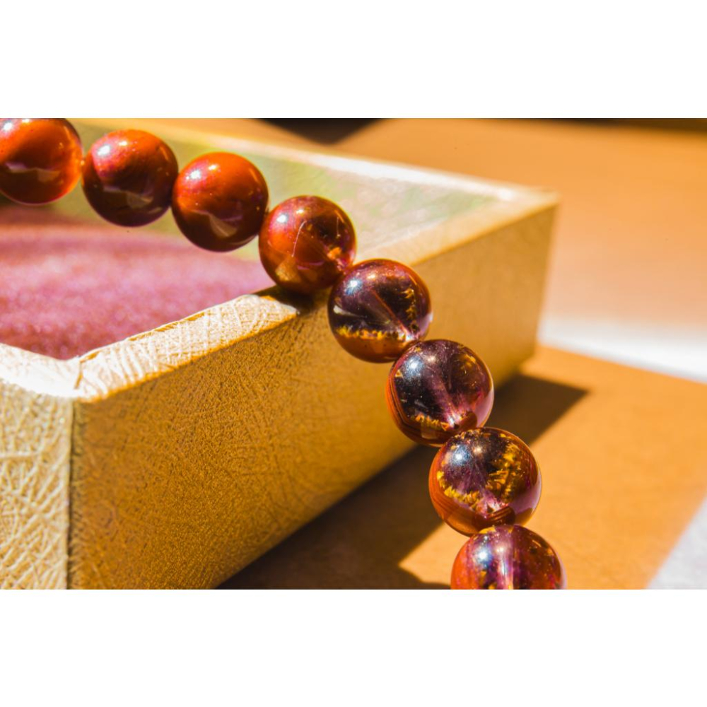 【荊棘玫瑰】頂級極光23手鍊8mm✨附證書｜極致滿礦紅色火彩｜全方位轉運與深層心靈療癒｜古老能量石｜現貨實拍｜晶心書蘊-細節圖3