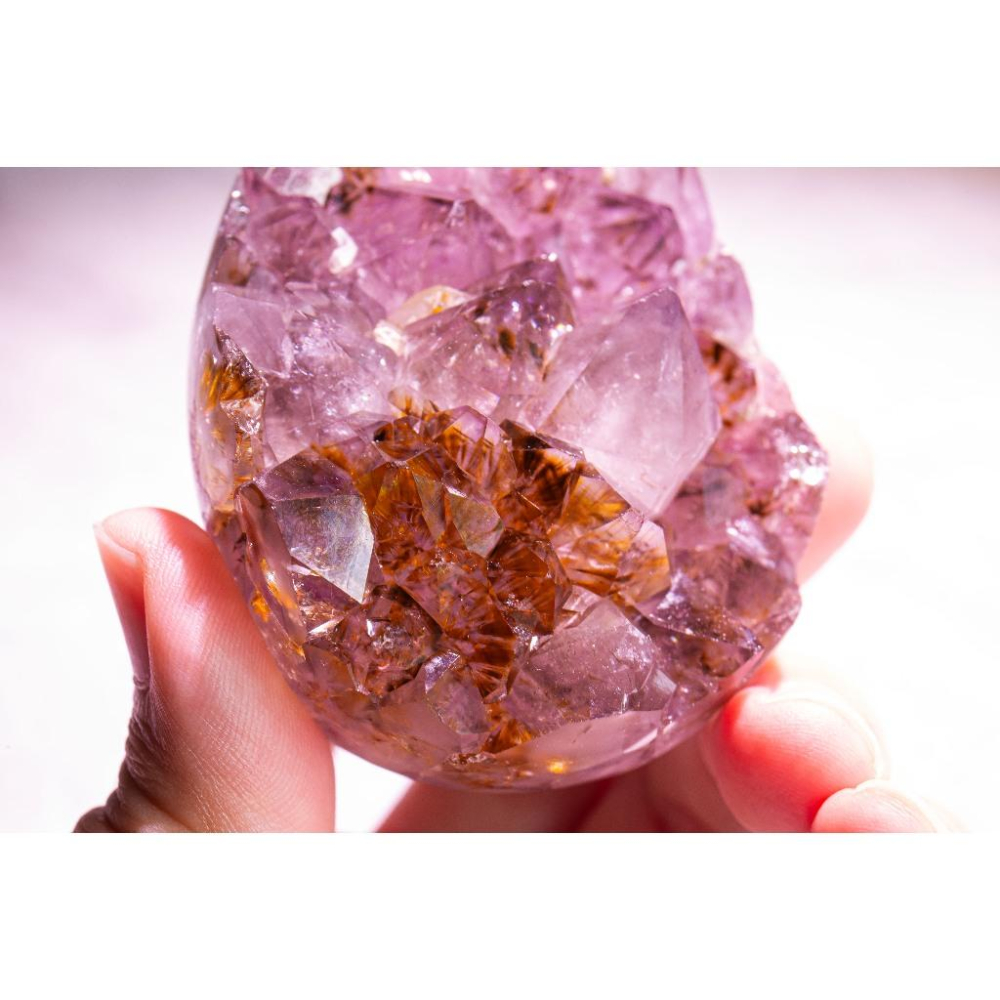 【紫鈦晶】恐龍蛋擺件236g✨方解石共生全拋光｜紫極耀金招財鎮宅｜貴人智慧守護｜附底座實拍｜晶心書蘊-細節圖8