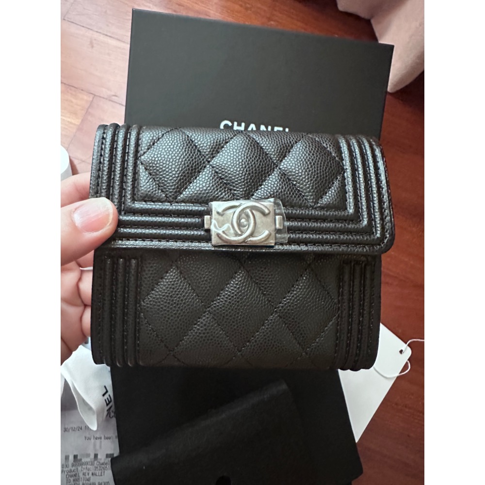 ❤️‍🔥CHANEL全新黑色復古銀釦荔枝牛皮boy三折短夾-細節圖2