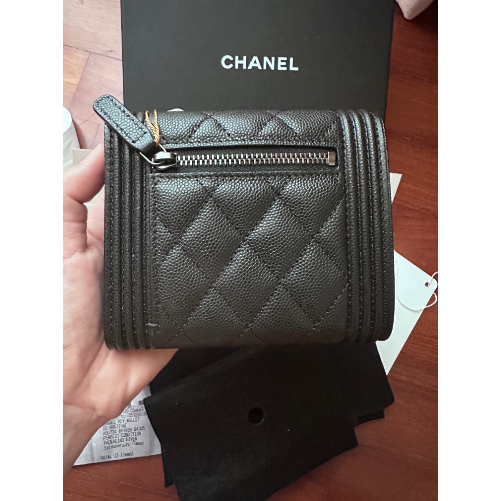 ❤️‍🔥CHANEL全新黑色復古銀釦荔枝牛皮boy三折短夾-細節圖4