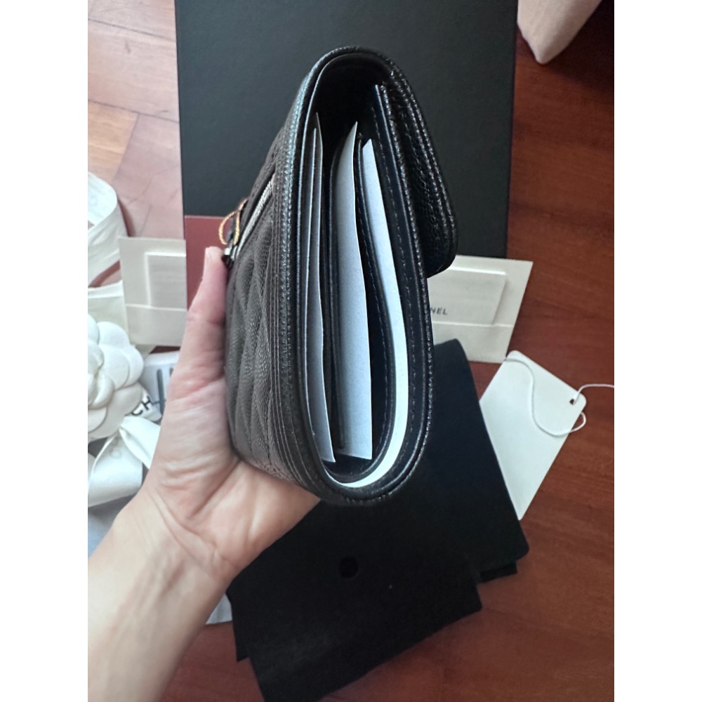 ❤️‍🔥CHANEL全新黑色復古銀釦荔枝牛皮boy三折短夾-細節圖5